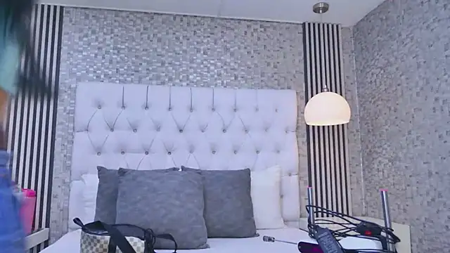 Snapshot of VioletSweetts chatting on May 19, 2026, 7:21 pm VioletSweetts online show from May 19, 2026, 7:21 pm