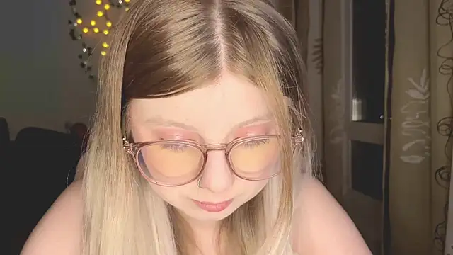 Snapshot of YukiBlush chatting on July 16, 2026, 9:56 pm YukiBlush online show from July 16, 2026, 9:56 pm