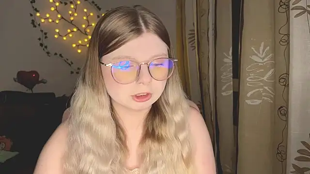 Snapshot of YukiBlush chatting on July 31, 2026, 8:28 pm YukiBlush online show from July 31, 2026, 8:28 pm
