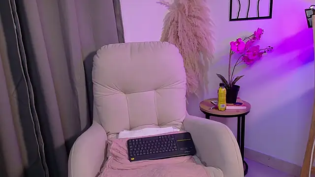 Alanna L online show from May 7, 2026, 2:09 pm
