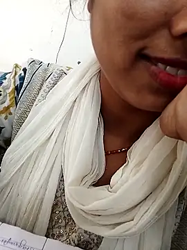 Snapshot of Simmi-00 chatting on May 5, 2026, 7:44 am Simmi-00 online show from May 5, 2026, 7:44 am