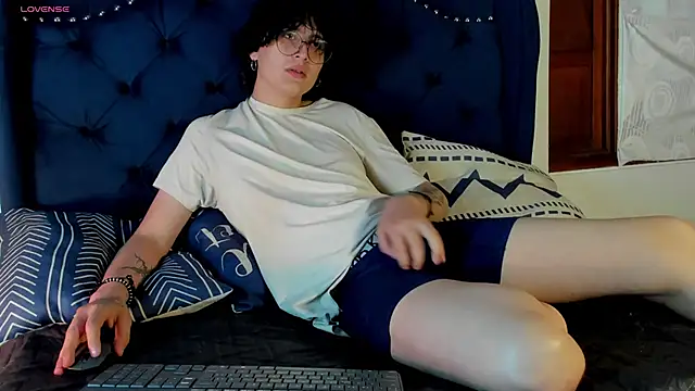 Stolas  online show from May 9, 2026, 1:42 am