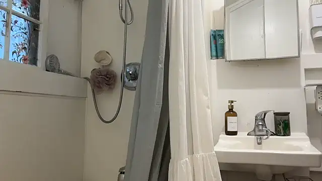lululawrence online show from May 17, 2026, 4:23 am