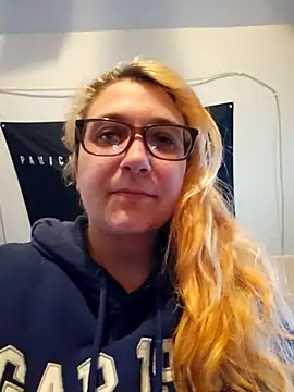 Thatonebinch online show from May 1, 2026, 11:43 pm