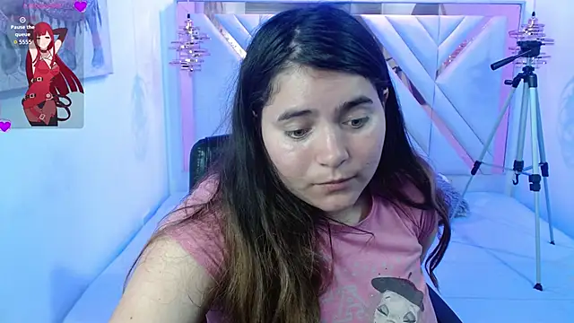 Laurha  online show from June 10, 2026, 7:37 pm