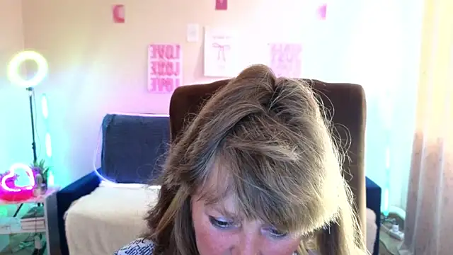 Snapshot of Melania_Cook chatting on June 14, 2026, 2:40 pm Melania Cook online show from June 14, 2026, 2:40 pm