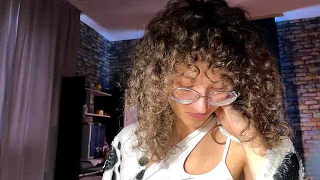 CurlyWinx online show from May 27, 2026, 5:48 am