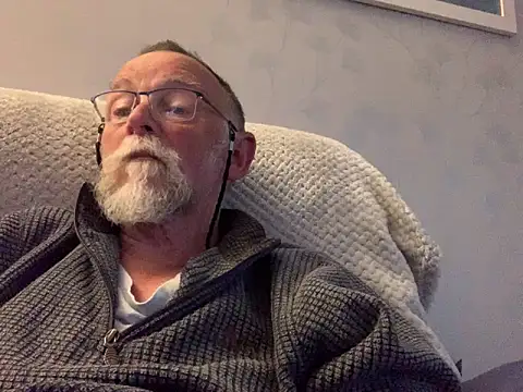 Snapshot of Moonraker64 chatting on May 7, 2026, 7:28 pm Moonraker64 online show from May 7, 2026, 7:28 pm