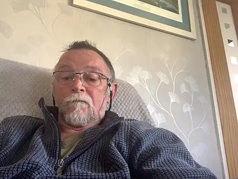 Snapshot of Moonraker64 chatting on June 13, 2026, 3:32 pm Moonraker64 online show from June 13, 2026, 3:32 pm
