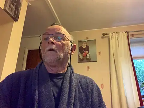 Snapshot of Moonraker64 chatting on May 19, 2026, 5:14 am Moonraker64 online show from May 19, 2026, 5:14 am