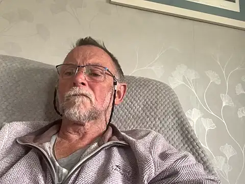 Snapshot of Moonraker64 chatting on June 3, 2026, 2:33 pm Moonraker64 online show from June 3, 2026, 2:33 pm