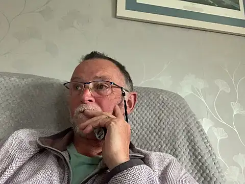 Snapshot of Moonraker64 chatting on May 19, 2026, 6:48 pm Moonraker64 online show from May 19, 2026, 6:48 pm