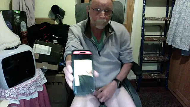 Snapshot of Moonraker64 chatting on May 22, 2026, 9:24 pm Moonraker64 online show from May 22, 2026, 9:24 pm