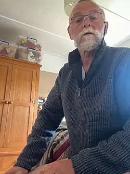 Snapshot of Moonraker64 chatting on May 8, 2026, 7:34 am Moonraker64 online show from May 8, 2026, 7:34 am