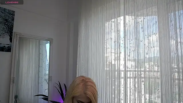 Snapshot of Belle_Blondy chatting on May 17, 2026, 11:32 am Belle Blondy online show from May 17, 2026, 11:32 am