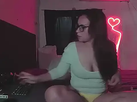 Snapshot of Micaysugordito chatting on June 4, 2026, 5:06 pm Micaysugordito online show from June 4, 2026, 5:06 pm