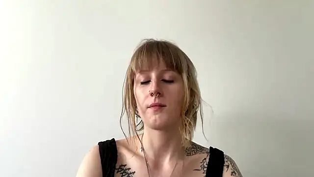 Snapshot of LaraLovely chatting on July 13, 2026, 3:44 pm LaraLovely online show from July 13, 2026, 3:44 pm