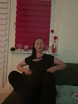 LindaLee90 online show from June 25, 2026, 8:25 pm
