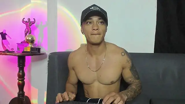 AlexRoyce  online show from May 12, 2026, 10:32 am