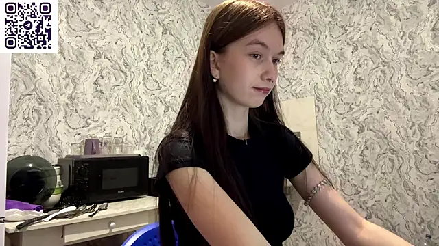 HinaDesire online show from June 7, 2026, 8:14 pm