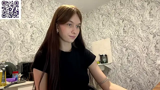 HinaDesire online show from June 5, 2026, 11:21 pm