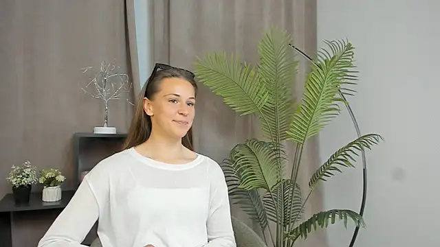 AleciaFreitas online show from May 7, 2026, 4:10 pm