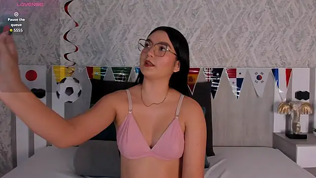Snapshot of Vaalentina_Lux chatting on July 1, 2026, 1:55 pm Vaalentina Lux online show from July 1, 2026, 1:55 pm
