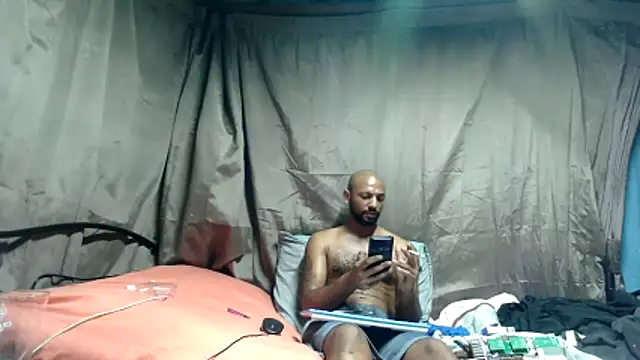 Snapshot of Camodick chatting on April 13, 2026, 8:35 pm Camodick online show from April 13, 2026, 8:35 pm