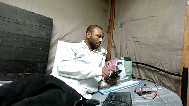 Snapshot of Camodick chatting on May 22, 2026, 11:03 pm Camodick online show from May 22, 2026, 11:03 pm
