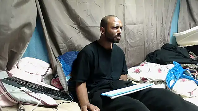 Snapshot of Camodick chatting on May 1, 2026, 8:03 pm Camodick online show from May 1, 2026, 8:03 pm