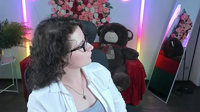 AureliaGleam online show from May 9, 2026, 9:34 am