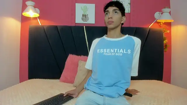 Snapshot of ero_boy40 chatting on August 6, 2026, 1:06 pm ero boy40 online show from August 6, 2026, 1:06 pm