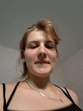 Snapshot of mooniekiss chatting on May 11, 2026, 7:22 pm mooniekiss online show from May 11, 2026, 7:22 pm