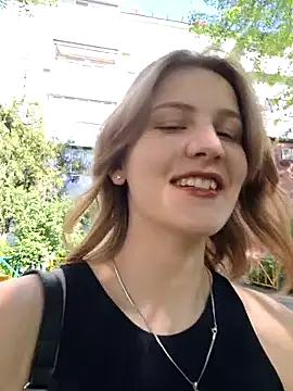 Snapshot of mooniekiss chatting on May 9, 2026, 12:52 pm mooniekiss online show from May 9, 2026, 12:52 pm