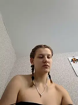 Snapshot of mooniekiss chatting on May 17, 2026, 10:26 am mooniekiss online show from May 17, 2026, 10:26 am