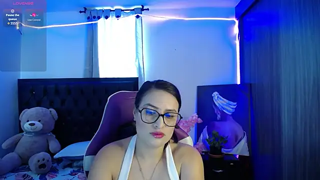 EsmeraldaReign online show from May 8, 2026, 8:56 pm