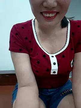 Snapshot of -Trici- chatting on August 6, 2026, 5:30 pm -Trici- online show from August 6, 2026, 5:30 pm