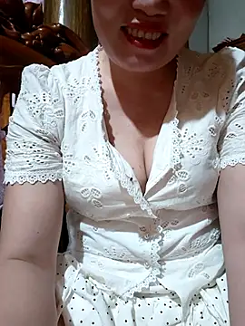 Snapshot of -Trici- chatting on July 28, 2026, 1:43 pm -Trici- online show from July 28, 2026, 1:43 pm