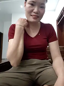 Snapshot of -Trici- chatting on May 10, 2026, 1:04 pm -Trici- online show from May 10, 2026, 1:04 pm