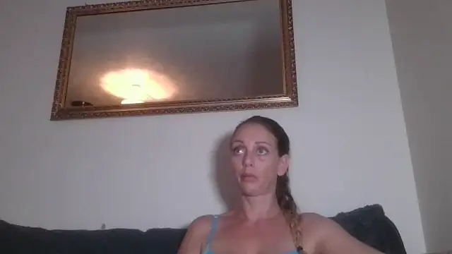 LouiseLovell online show from July 11, 2026, 9:04 pm
