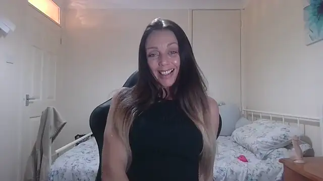 LouiseLovell online show from May 18, 2026, 9:08 pm