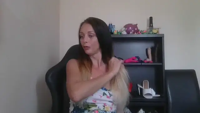 LouiseLovell online show from July 4, 2026, 1:04 pm