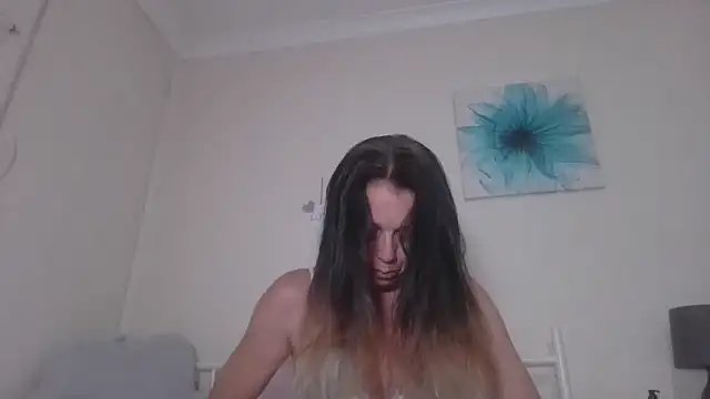 LouiseLovell online show from June 16, 2026, 7:52 am