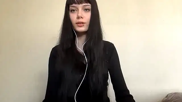 CharmaineElles online show from May 14, 2026, 1:41 pm