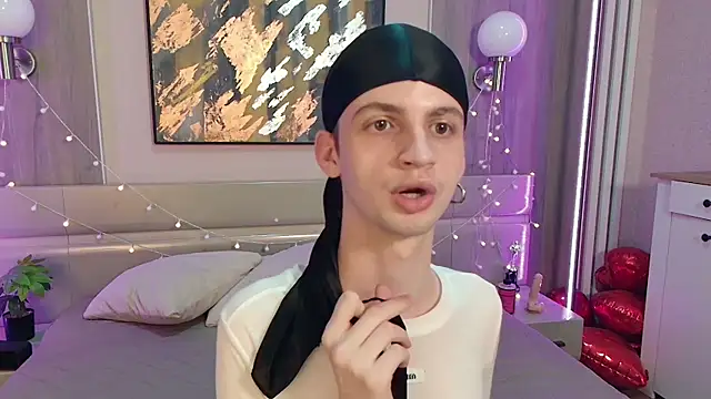 Bimbo boy  online show from May 18, 2026, 1:49 pm