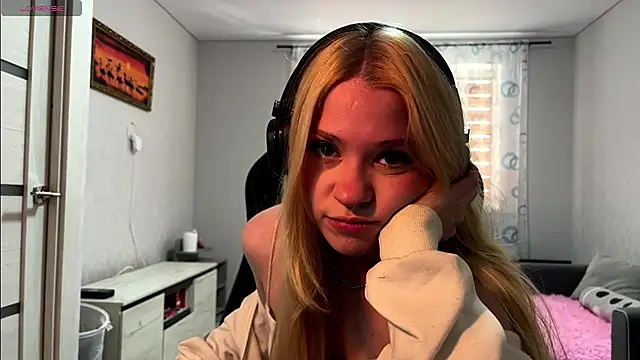 cyber shawtyzzz online show from May 11, 2026, 10:38 am