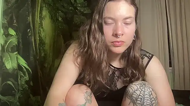 Snapshot of mo0ngoddess chatting on November 4, 2025, 4:27 am mo0ngoddess online show from November 4, 2025, 4:27 am