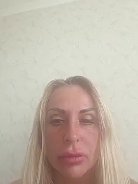 Snapshot of LauraRivera_ chatting on May 13, 2026, 8:32 am LauraRivera online show from May 13, 2026, 8:32 am