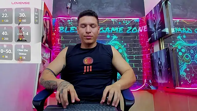 lucassimone  online show from May 18, 2026, 4:07 am