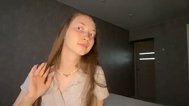 Emily Mur  online show from May 18, 2026, 7:02 am